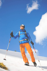 人与登山杆穿过山的雪