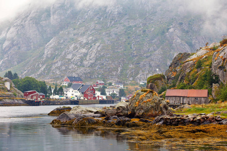 挪威峡湾的村子。北欧夏日多云的一天