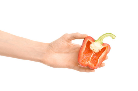 健康的饮食和饮食主题 人类的手，握著半隔离在工作室里的白色背景上的红辣椒