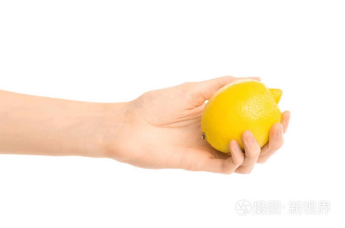 健康的饮食和饮食主题 人类的手，握著孤立在工作室里的白色背景上的黄色柠檬