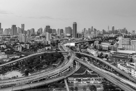 黑色和白色，曼谷公路交叉口