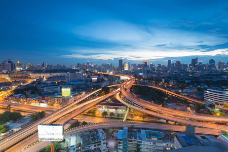 鸟瞰图公路交叉口和市市中心