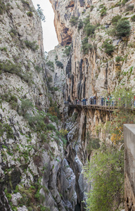 游客走在行人天桥，Caminito del Rey 路径