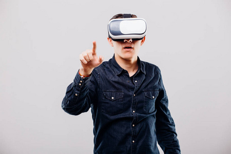 男人穿着使用 Vr 耳机虚拟现实和用白色背景上的手指指着