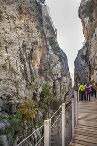 游客走在行人天桥，Caminito del Rey 路径