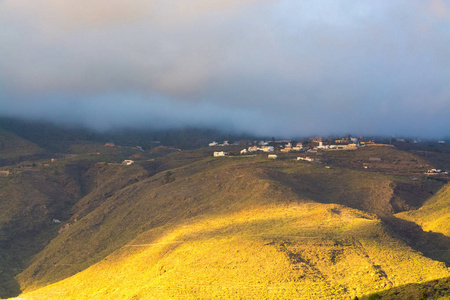 在特内里费岛在农村的小火山日落