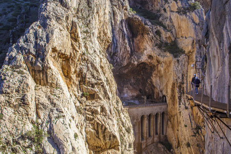 游客走在行人天桥，Caminito del Rey 路径