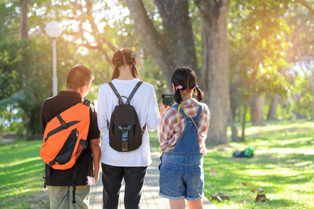 亚洲学生们走到学校