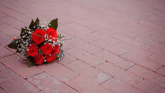 美丽的红玫瑰花束躺在路上