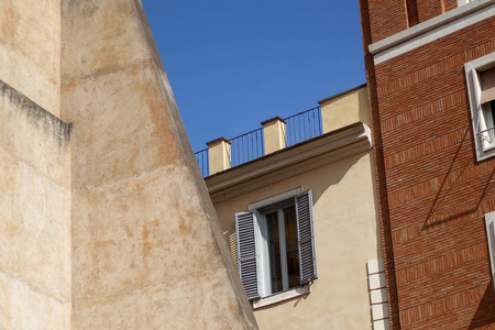 建筑物的外墙与 windows，在蔚蓝的天空，罗马，意大利