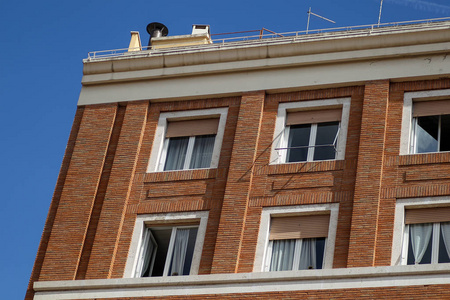 建筑物的外墙与 windows，在蔚蓝的天空，罗马，意大利