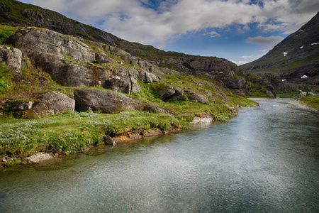 山区河流在挪威夏季之旅图片