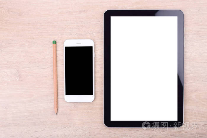 空白屏幕智能手机和平板电脑上木制背景