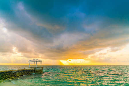 美丽的夕阳与热带马尔代夫在平静的海面上空是