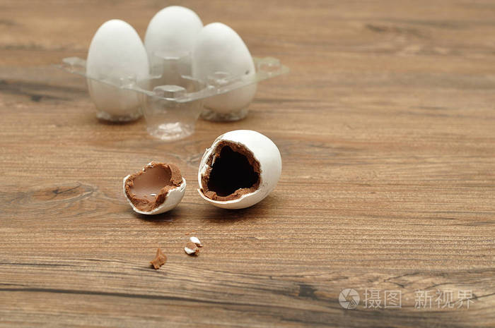 白巧克力涂层的复活节蛋破成碎片