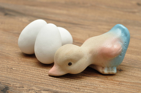 白色的复活节彩蛋陶瓷鸭