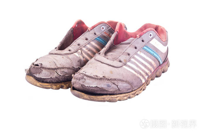 在白色的旧运动鞋