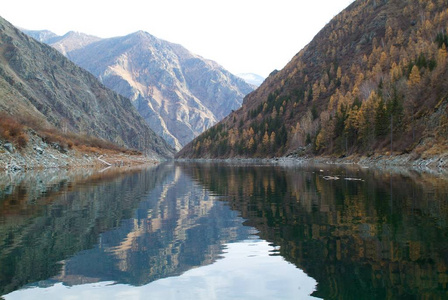 峰山湖像在镜子里反映