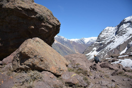 景观的山 谷 雪和在智利火山