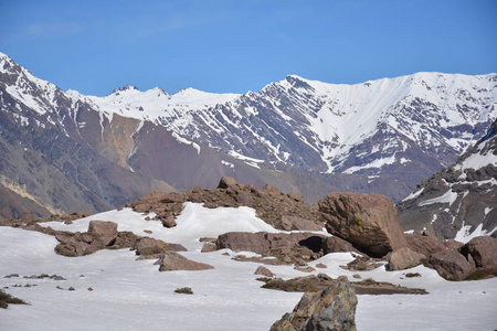 景观的山 谷 雪和在智利火山