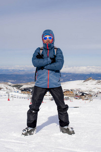 人，做着胜利的手势后高峰峰徒步成就在雪山上冬季景观