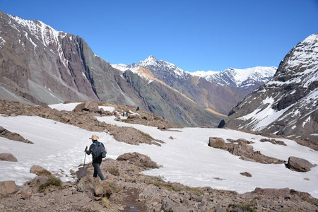 景观的山 谷 雪和在智利火山