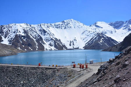 山水的礁湖，在智利的雪