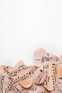 纸做的爱心与音乐笔记