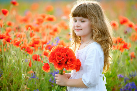 小美女孩子与野花花束的夏天肖像