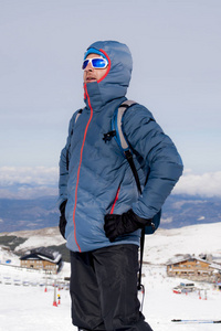 乔装后高峰峰徒步成就在雪山上冬季景观