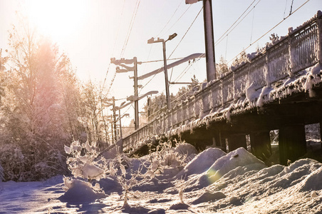 在铁路车站的雪的篱笆