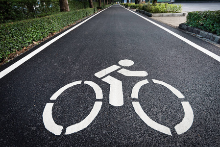 在沥青路面上自行车车道标志