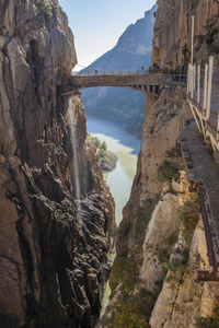 游客穿越悬索桥在 Caminito del Rey 路径