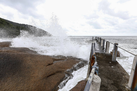 海浪在岩石上