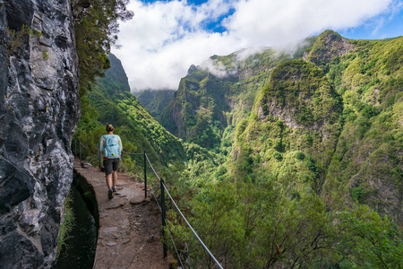 女性旅行者在马德拉登山路径