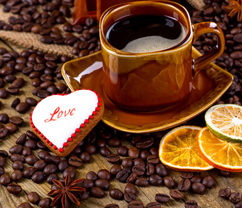 杯红茶和心形状的曲奇饼，情人节那天