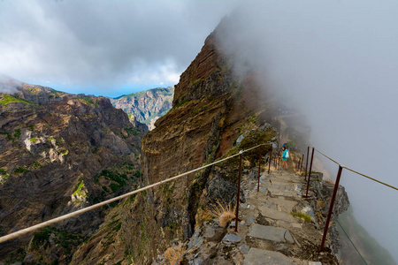 女性旅行者在马德拉登山路径