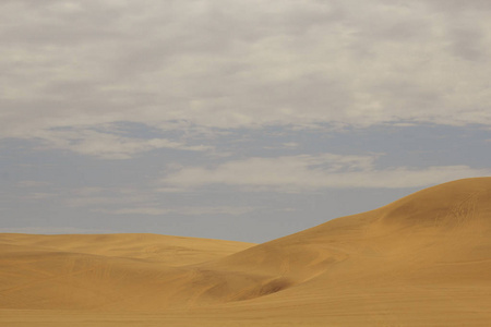 查看从公路到非洲 o 附近的沙漠沙丘