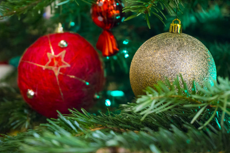 绿色圣诞树和红色复古球装饰特写镜头