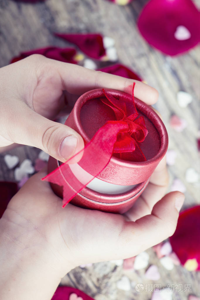 惊喜的礼物在手中