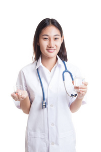 年轻的亚洲女医生与水和药品图片