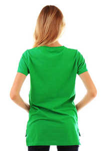 在空白的绿色 t 恤的年轻女子