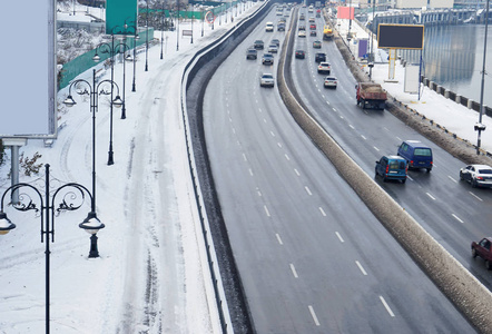 城市道路与汽车的视图