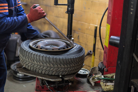 专业汽车修理工更换轮胎车轮在汽车维修服务