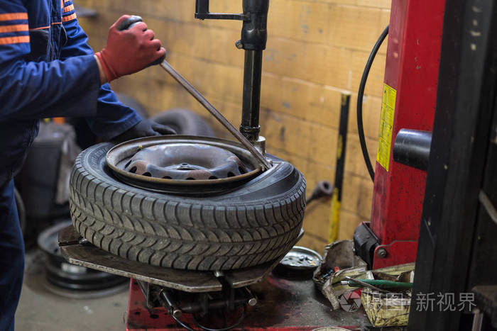 专业汽车修理工更换轮胎车轮在汽车维修服务