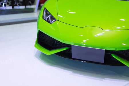 绿色汽车在展厅在光的敏感度图片