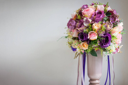 白色花瓶里的紫色鲜艳的花