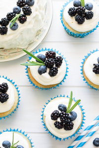 自制蛋糕和蛋糕与糖霜 蓝莓 黑莓和迷迭香的叶子