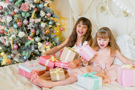 两个可爱的女孩，与圣诞礼物