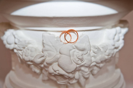 结婚戒指的背景上的装饰元素的婚礼日